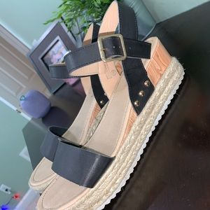 Black strap sandals!🌟